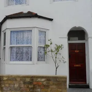 Bubblesbnb- Lovely 1 Bedroom Studio Flat Apartment London