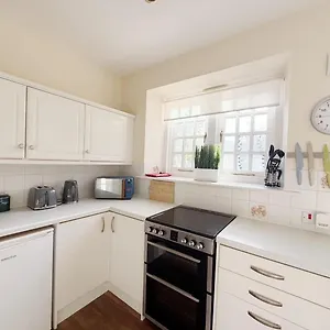 Cosy 1-bedroom Next To Combe Venue Holiday home